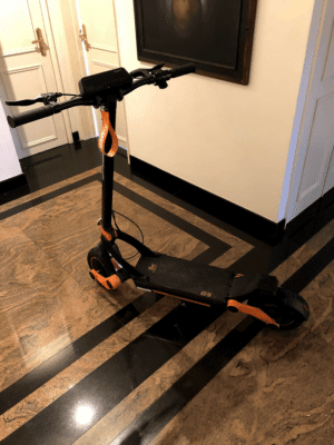 Park KUGOO Kukirin G3 E-Scooter On Home